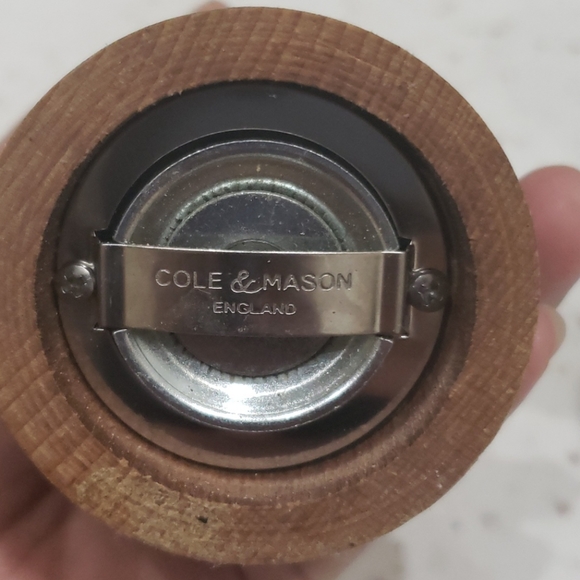 Cole & mason salt & pepper shaker set - Picture 4 of 8